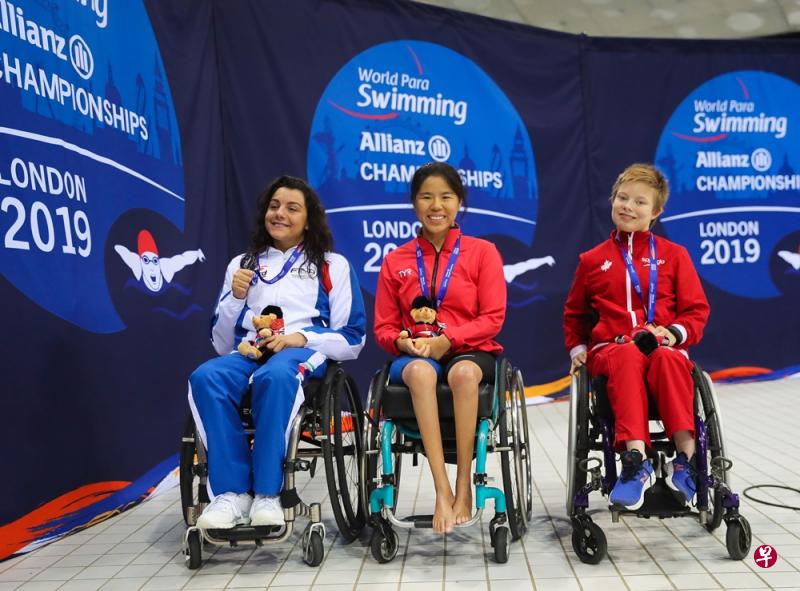 我国选手叶品秀(中)在2019年世界残疾人游泳锦标赛女子50米仰泳S2级赛事囊获金牌,获得第二名和第三名的选手为意大利选手安其拉(又)和加拿大的艾利。(Marc Morris/SportsNewsAgency提供) 我国选手叶品秀(中)在2019年世界残疾人游泳锦标赛女子50米仰泳S2级赛事囊获金牌,获得第二名和第三名的选手为意大利选手安其拉(又)和加拿大的艾利。(Marc Morris/SportsNewsAgency提供)