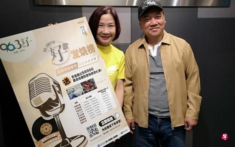 施孝荣昨天做客96.3好FM,与DJ安娜一起主持第二期的“好歌发烧榜”。(96.3好FM提供) 施孝荣昨天做客96.3好FM,与DJ安娜一起主持第二期的“好歌发烧榜”。(96.3好FM提供)