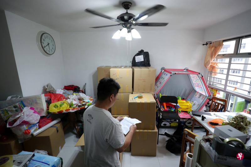 虽然已经签订合约,蔡安明对新屋主突然下达逐客令感到很不安,担心四个年幼孩子露宿街头。(林泽锐摄影) 虽然已经签订合约,蔡安明对新屋主突然下达逐客令感到很不安,担心四个年幼孩子露宿街头。(林泽锐摄影)