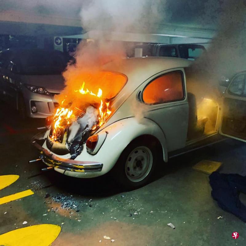 火势从甲虫车的引擎烧起,浓烟滚滚。(取自面簿) 火势从甲虫车的引擎烧起,浓烟滚滚。(取自面簿)