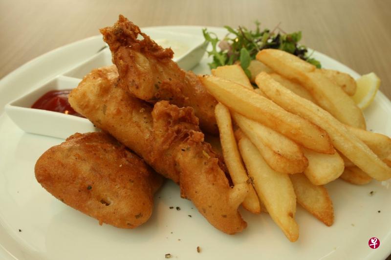 炸鱼薯条是英国“国菜”之一。(档案照) 炸鱼薯条是英国“国菜”之一。(档案照)