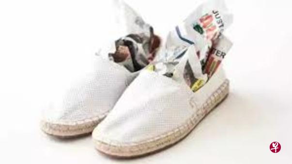 把报纸揉成团塞进鞋子里,有助固定鞋子的形状。 把报纸揉成团塞进鞋子里,有助固定鞋子的形状。