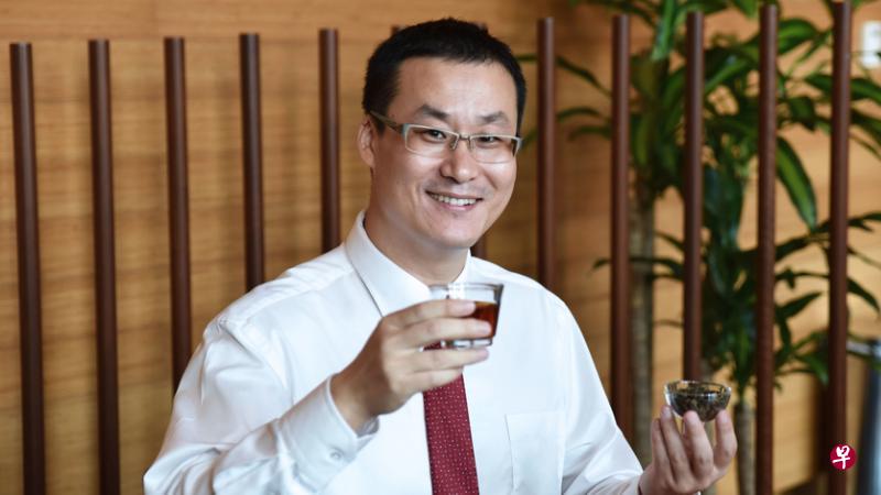 新加坡国立大学杨潞龄医学院心理医学系助理教授封磊带领的跨国研究团队发现,经常喝茶的人认知功能更健康。(国大提供) 新加坡国立大学杨潞龄医学院心理医学系助理教授封磊带领的跨国研究团队发现,经常喝茶的人认知功能更健康。(国大提供)