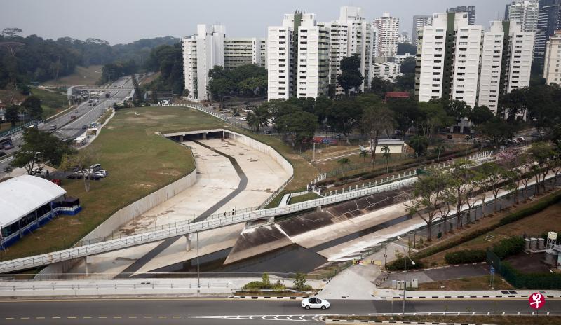 靠近乌鲁班丹路(图左侧道路)和金文泰路交界处的武吉知马第一分水渠末段,原本10.8米宽的箱形涵管(box culvert)拓宽至约35米后,从武吉知马水渠来的流水从繁忙的乌鲁班丹路底下穿过,汇入从东而来的乌鲁班丹河(图右侧水渠),最终向西流到班丹蓄水池。(陈渊庄摄) 靠近乌鲁班丹路(图左侧道路)和金文泰路交界处的武吉知马第一分水渠末段,原本10.8米宽的箱形涵管(box culvert)拓宽至约35米后,从武吉知马水渠来的流水从繁忙的乌鲁班丹路底下穿过,汇入从东而来的乌鲁班丹河(图右侧水渠),最终向西流到班丹蓄水池。(陈渊庄摄)