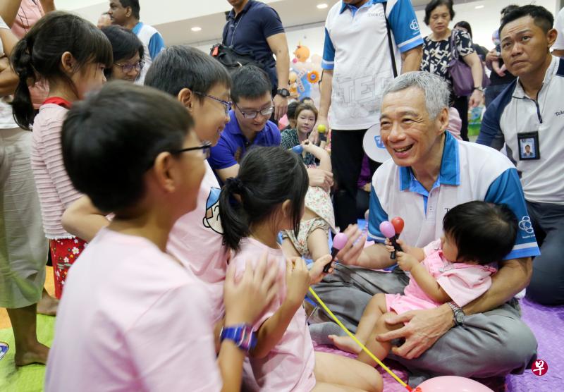 李显龙总理星期六出席德义区“全家共享亲子乐”活动,在德义民众俱乐部与孩童们欢乐互动。(邬福梁摄) 李显龙总理星期六出席德义区“全家共享亲子乐”活动,在德义民众俱乐部与孩童们欢乐互动。(邬福梁摄)