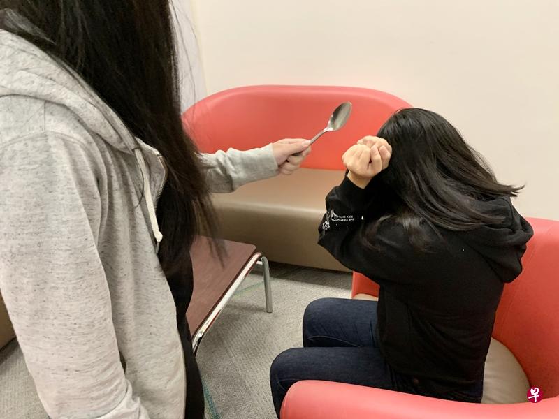 女佣曾使用铁汤匙敲打女童的头至少34下。(示意图,曾美玲摄) 女佣曾使用铁汤匙敲打女童的头至少34下。(示意图,曾美玲摄)