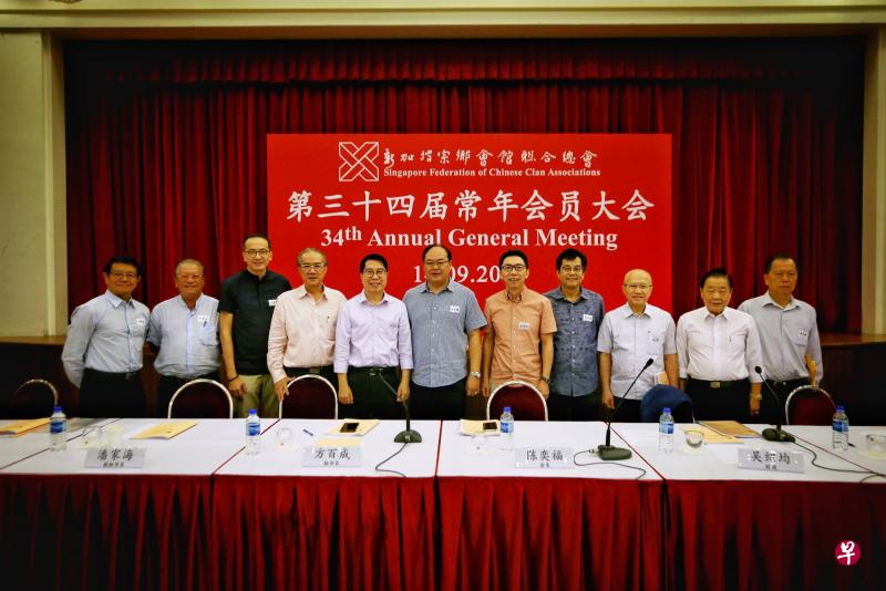 宗乡会馆联合总会昨天举办第34届常年会员大会。 到场的第16届理事包括李秉蘐(左起)、何谦诚、卜清锺、 潘家海、方百成、会长陈奕福、吴绍均、梁善源、庞琳、 名誉理事何国才和蔡纪典。(严宣融摄)
宗乡会馆联合总会昨天举办第34届常年会员大会。 到场的第16届理事包括李秉蘐(左起)、何谦诚、卜清锺、 潘家海、方百成、会长陈奕福、吴绍均、梁善源、庞琳、 名誉理事何国才和蔡纪典。(严宣融摄)