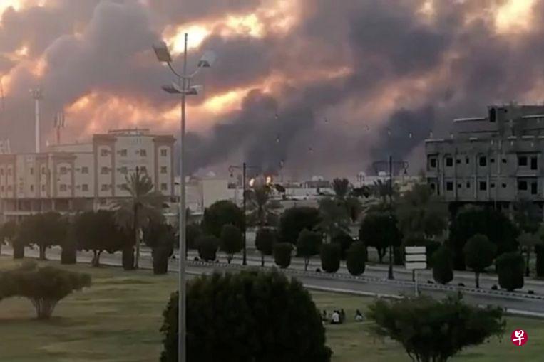 布盖格的石油设施遭攻击后起火,从远处可看到大量黑烟。(路透社) 布盖格的石油设施遭攻击后起火,从远处可看到大量黑烟。(路透社)