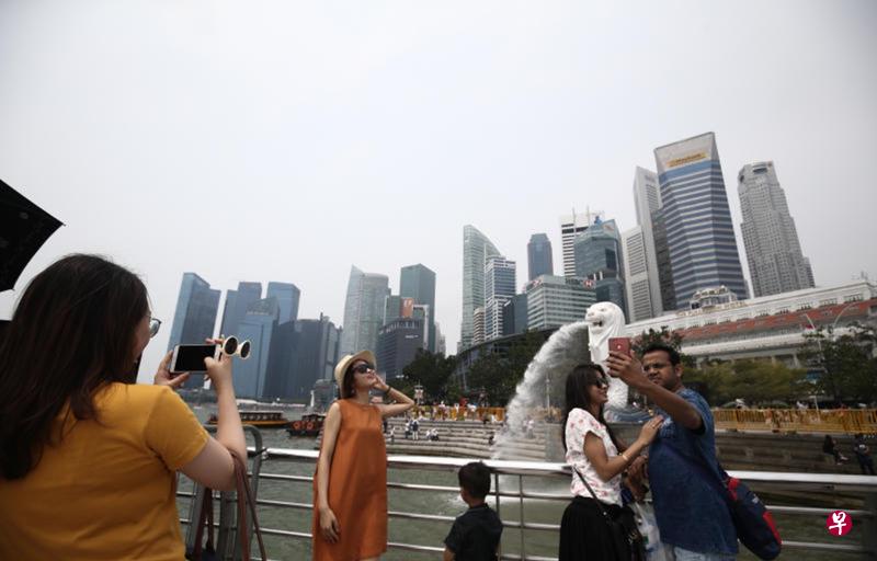 烟霾对人体的伤害不仅仅是影响呼吸系统,对暴露在外的皮肤表层和眼睛等也是一种刺激,应该格外注意。(陈渊庄摄) 烟霾对人体的伤害不仅仅是影响呼吸系统,对暴露在外的皮肤表层和眼睛等也是一种刺激,应该格外注意。(陈渊庄摄)