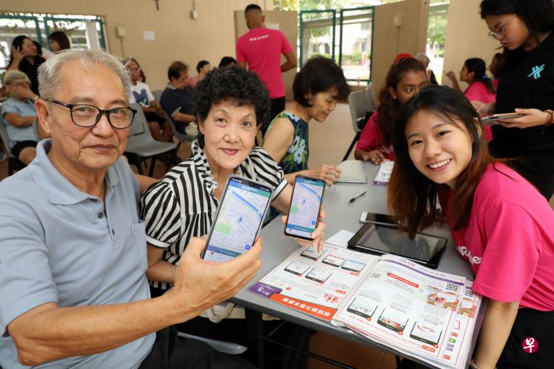 顾丽莉(左二)和丈夫在义工的指导下,学习如何用智能手机连接免费无线网络。(邝启聪摄) 顾丽莉(左二)和丈夫在义工的指导下,学习如何用智能手机连接免费无线网络。(邝启聪摄)