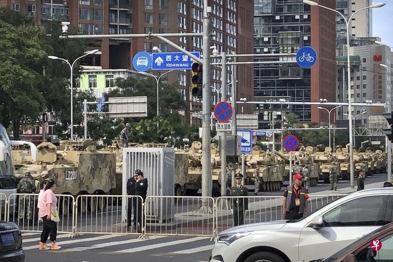 中国国庆70周年阅兵式从昨天起举行第二次全流程演练,北京天安门周边地区再封路,人车限行。图为停在街边的解放军装甲车。(美联社) 中国国庆70周年阅兵式从昨天起举行第二次全流程演练,北京天安门周边地区再封路,人车限行。图为停在街边的解放军装甲车。(美联社)