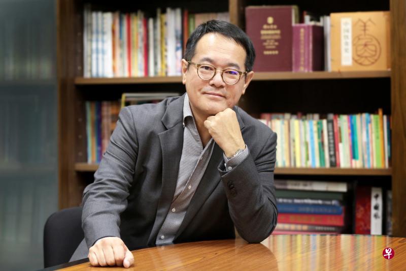 同乐集团总裁兼首席执行长周家萌,多年来收藏多本美食书籍,成为他的美食资料库。(徐颖荃摄影) 同乐集团总裁兼首席执行长周家萌,多年来收藏多本美食书籍,成为他的美食资料库。(徐颖荃摄影)