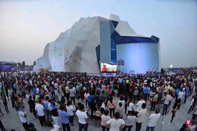 这座宛如冰山的攀岩馆位于河北高碑店中新健康城,是国家登山训练基地的标志性建筑,它的总高度为48.88米,是目前世界上最高、赛道最多、体积最大的人工攀岩馆。(豪利控股网站) 这座宛如冰山的攀岩馆位于河北高碑店中新健康城,是国家登山训练基地的标志性建筑,它的总高度为48.88米,是目前世界上最高、赛道最多、体积最大的人工攀岩馆。(豪利控股网站)