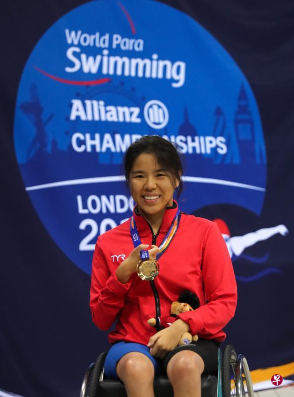 获得本届残疾人游泳世锦赛的第二枚金牌,让叶品秀喜形于色。(SportsNewsAgency提供) 获得本届残疾人游泳世锦赛的第二枚金牌,让叶品秀喜形于色。(SportsNewsAgency提供)