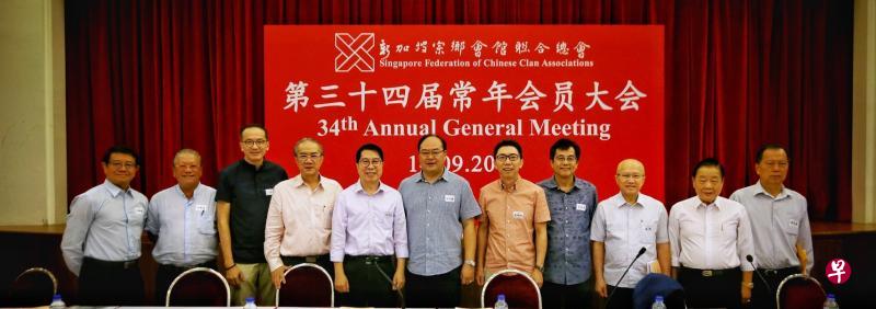 ▲宗乡会馆联合总会昨天举办第34届常年会员大会。 到场的第16届理事包括李秉蘐（左起）、何谦诚、卜清锺、 潘家海、方百成、会长陈奕福、吴绍均、梁善源、庞琳、 名誉理事何国才和蔡纪典。（严宣融摄）