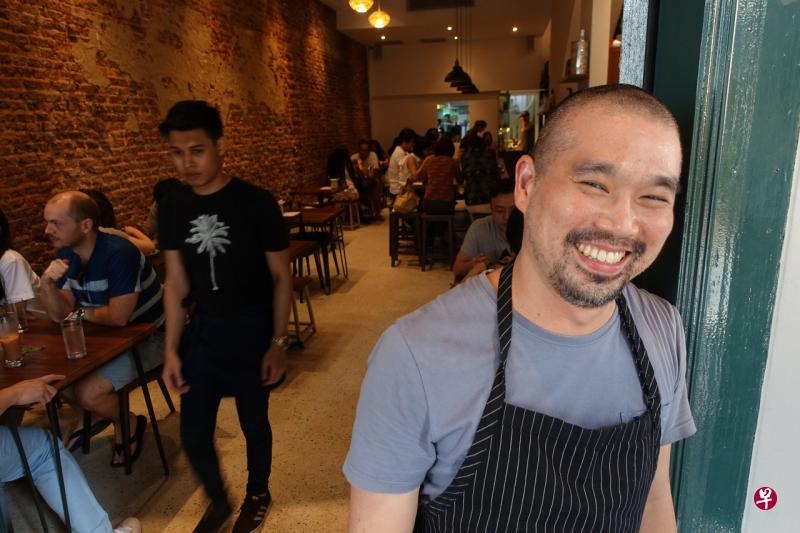 椰浆饭餐厅“The Coconut Club”主厨兼老板李英士上周四于家中过世,得年40岁。(互联网) 椰浆饭餐厅“The Coconut Club”主厨兼老板李英士上周四于家中过世,得年40岁。(互联网)