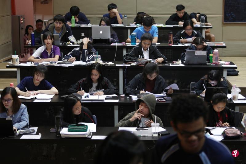 盛港俱乐部室内和室外的学习空间约有150个座位，到了考试期间，自习室里往往座无虚席。（林泽锐摄） 
