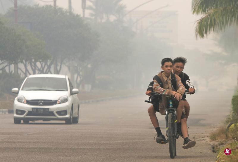 加里曼丹省首府帕朗卡拉亚的空气污染指数昨日达到500点的“危险水平”。(路透社) 加里曼丹省首府帕朗卡拉亚的空气污染指数昨日达到500点的“危险水平”。(路透社)
