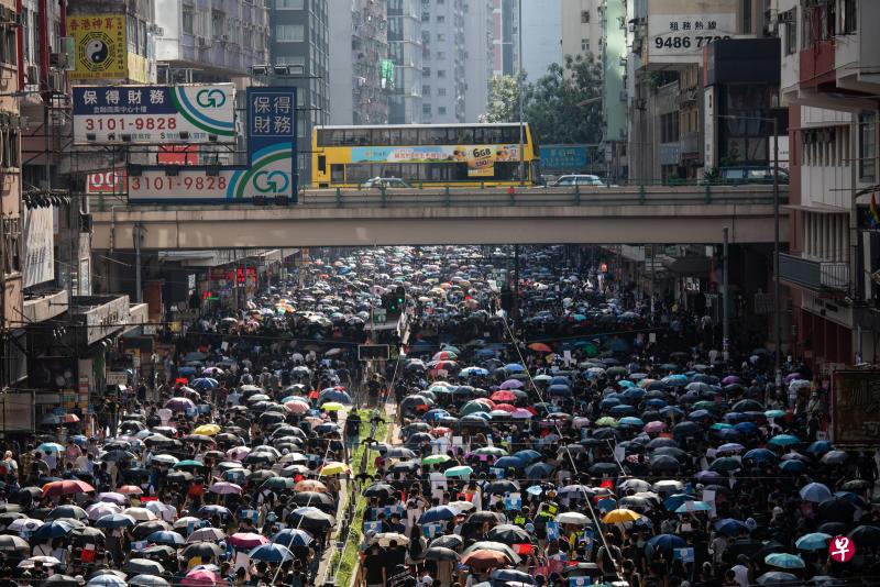 香港特区高官不但因高薪厚禄、深居脱离群众的官邸、出入皆专车而不懂民间之痛,更因怕被问责丢官,每遇轻微障碍或反对就会避责自保,以至长期在房屋、发展经济和民生方面持续累积了许多问题,其中部分更是造成今日政治乱局的底因。(彭博社) 香港特区高官不但因高薪厚禄、深居脱离群众的官邸、出入皆专车而不懂民间之痛,更因怕被问责丢官,每遇轻微障碍或反对就会避责自保,以至长期在房屋、发展经济和民生方面持续累积了许多问题,其中部分更是造成今日政治乱局的底因。(彭博社)