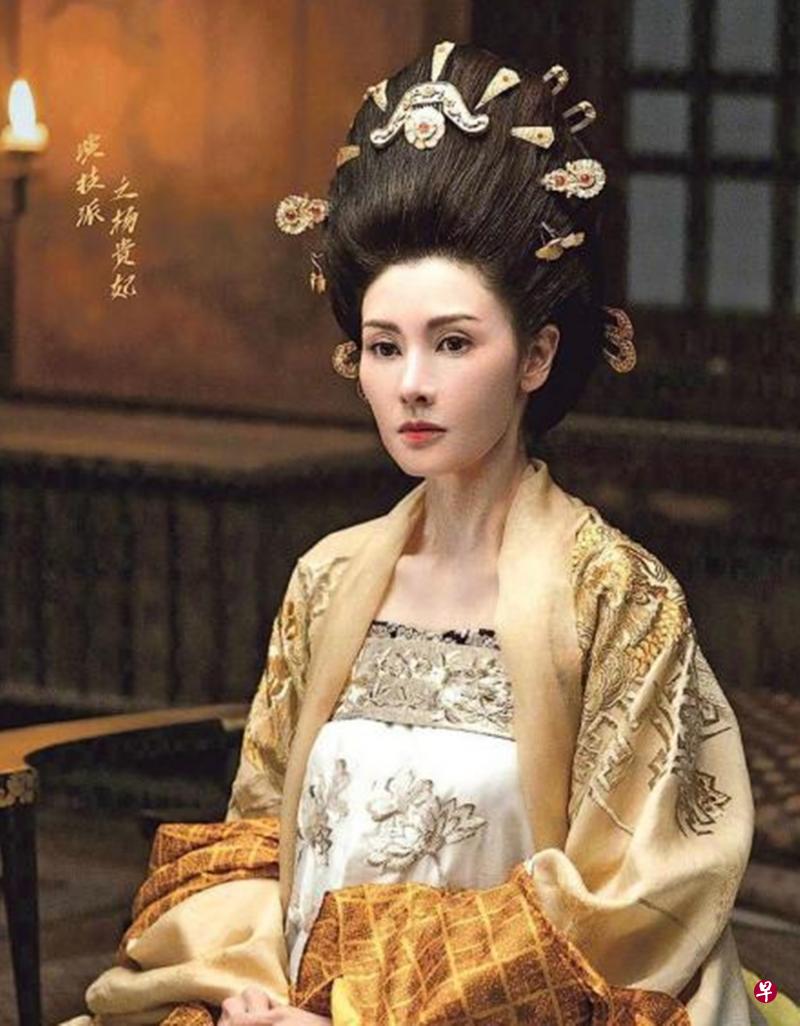 李嘉欣确定出演大陆综艺节目《演技派》,监制于正昨天公开她的“杨贵妃”造型照。(互联网) 李嘉欣确定出演大陆综艺节目《演技派》,监制于正昨天公开她的“杨贵妃”造型照。(互联网)