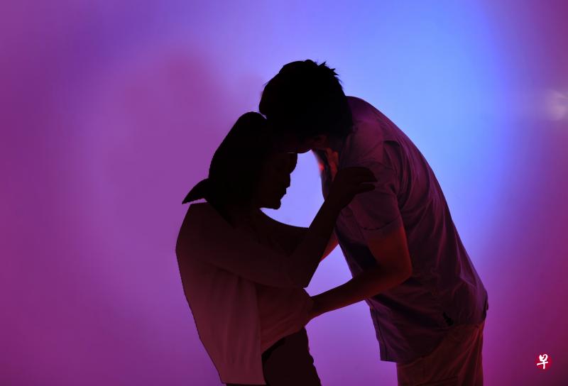 17岁少东网上召妓被爽约后怀恨在心,设计抢劫又强奸53岁“妈妈桑”,今早被判罪成。(示意图) 17岁少东网上召妓被爽约后怀恨在心,设计抢劫又强奸53岁“妈妈桑”,今早被判罪成。(示意图)