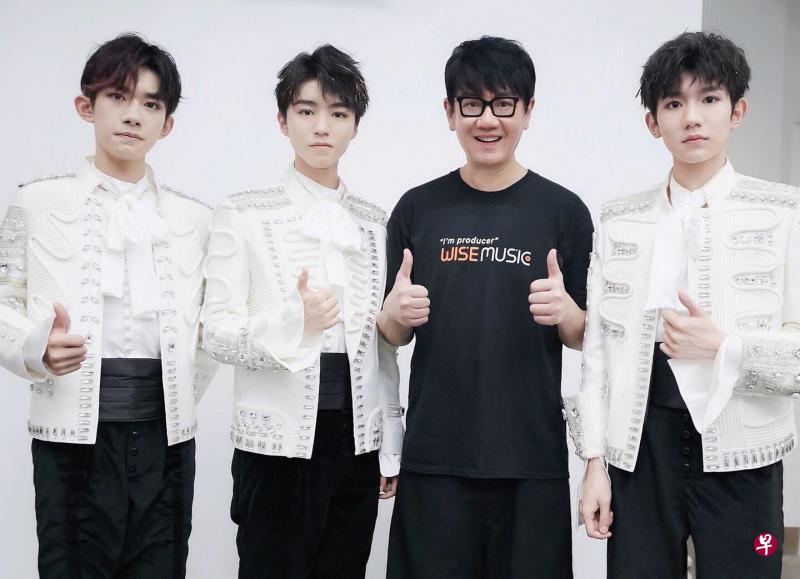 李伟菘(右二)上个月担任中国男团TFBoys深圳演唱会的音乐总监。(李伟菘音乐学校提供) 李伟菘(右二)上个月担任中国男团TFBoys深圳演唱会的音乐总监。(李伟菘音乐学校提供)