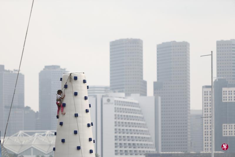 我国昨天的烟霾情况有所改善,晚上11时的24小时空气污染指数介于85点至97点,处于“中等水平”。昨午有小孩在滨海湾一带进行户外活动。(陈渊庄摄) 我国昨天的烟霾情况有所改善,晚上11时的24小时空气污染指数介于85点至97点,处于“中等水平”。昨午有小孩在滨海湾一带进行户外活动。(陈渊庄摄)