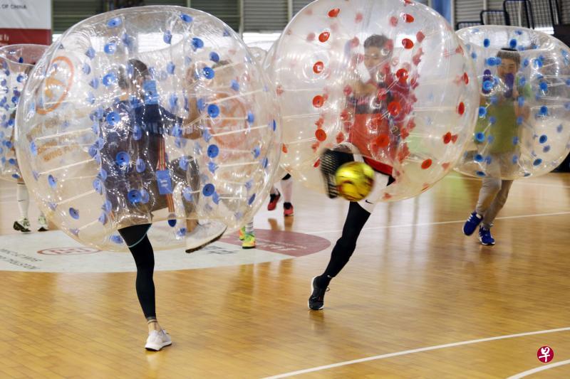 “泡泡”里的球员在碰撞中拼抢足球,乐趣十足。(李薇摄) “泡泡”里的球员在碰撞中拼抢足球,乐趣十足。(李薇摄)