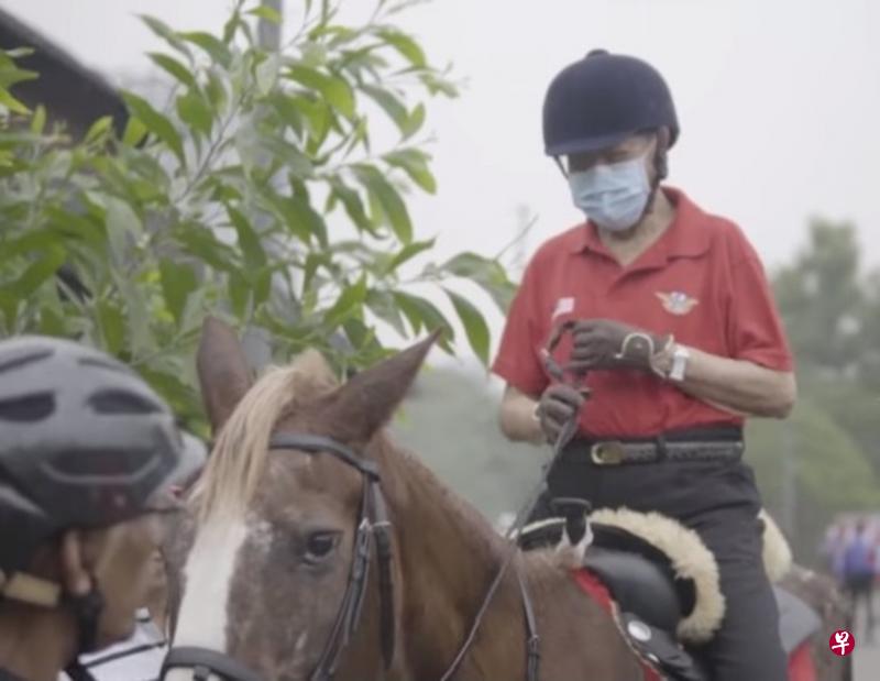 马哈迪昨天戴着口罩,冒着细雨烟霾骑马。(马哈迪优管视频截图) 马哈迪昨天戴着口罩,冒着细雨烟霾骑马。(马哈迪优管视频截图)