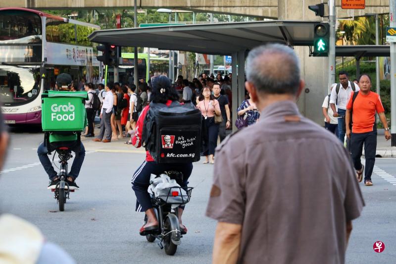 送餐员穿梭大街小巷,为城市人提供不少便利。(档案照) 送餐员穿梭大街小巷,为城市人提供不少便利。(档案照)