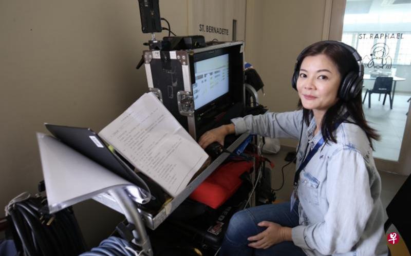 庄米雪对女演员特别照顾。(邬福梁摄) 庄米雪对女演员特别照顾。(邬福梁摄)