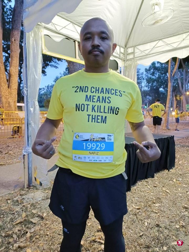 38岁新加坡籍男子纳菲兹日前在黄丝带义跑活动上,身穿反对死刑标语的上衣,警方因此接获报案。(互联网) 38岁新加坡籍男子纳菲兹日前在黄丝带义跑活动上,身穿反对死刑标语的上衣,警方因此接获报案。(互联网)