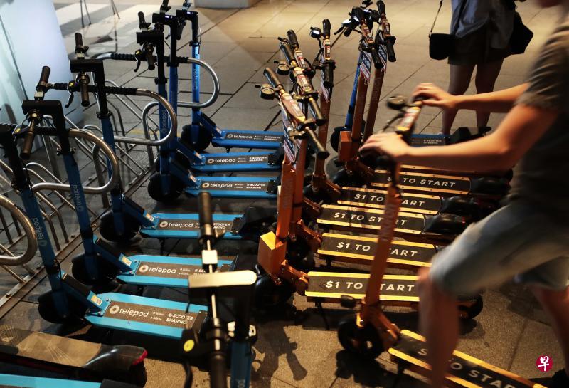 Telepod私人有限公司(蓝色)和Neuron Mobility(橙色)的电动踏板车被发现无牌出租,分别被罚1万6000元和3万8000元。(档案照片) Telepod私人有限公司(蓝色)和Neuron Mobility(橙色)的电动踏板车被发现无牌出租,分别被罚1万6000元和3万8000元。(档案照片)