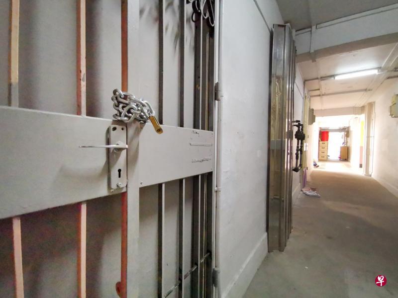 振瑞路铁锅烧尸案侦破，案件可能发生超过一年，死者是一名两岁半的女童，她的亲生父母今天将在谋杀罪名下被控。记者走访该单位时，大门拴上铁链由外上锁，相信已无人住在里面。（陈渊庄摄）