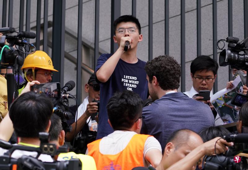 6月21日,黄之锋涉嫌煽惑他人包围香港警察总部。(中通社) 6月21日,黄之锋涉嫌煽惑他人包围香港警察总部。(中通社)