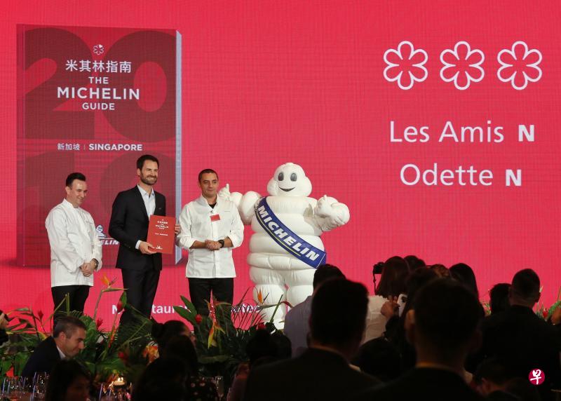 2019年版《新加坡米其林指南》名单出炉，第一次有两家三星餐馆共享荣誉。左起为Les Amis行政总厨彬诺、米其林指南的国际总监普勒内克（Gwendal Poullennec）和Odette创办人兼主厨罗耶。（龙国雄摄）