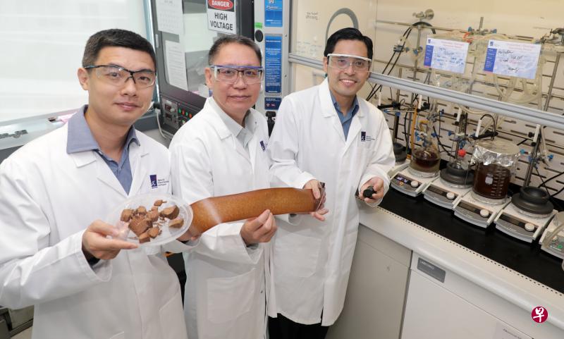 新科研材料研究与工程研究院团队利用造纸废弃物制作环保材料。左起为研究员凯聃博士、软性材料系主任罗贤俊博士以及研究院院长范清鸿教授。(林国明摄) 新科研材料研究与工程研究院团队利用造纸废弃物制作环保材料。左起为研究员凯聃博士、软性材料系主任罗贤俊博士以及研究院院长范清鸿教授。(林国明摄)