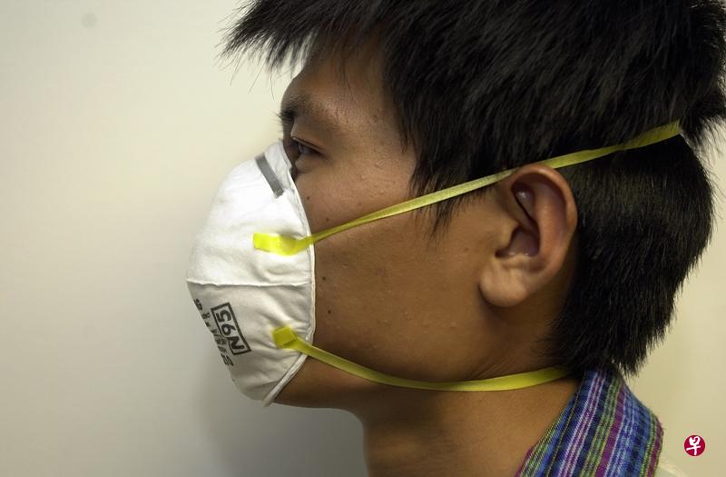 若戴着N95口罩感到不舒服,应立刻停止使用。(档案照) 若戴着N95口罩感到不舒服,应立刻停止使用。(档案照)