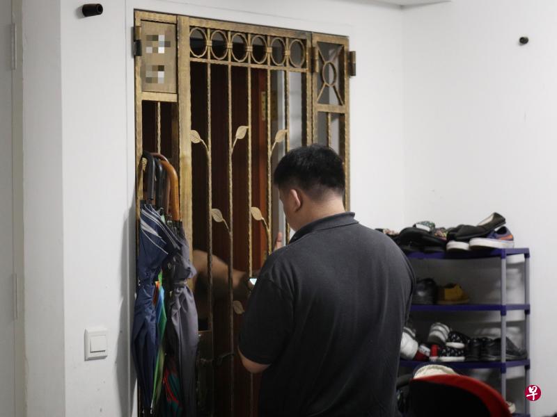 女被告的姐夫和外甥女在住家接受记者访问时,曾短暂住过案发单位的外甥女说,里头脏乱不堪,不清楚入住时女童是否已经被杀害。(林泽锐摄) 女被告的姐夫和外甥女在住家接受记者访问时,曾短暂住过案发单位的外甥女说,里头脏乱不堪,不清楚入住时女童是否已经被杀害。(林泽锐摄)