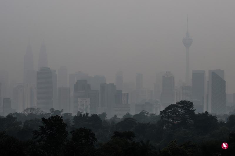 马来西亚烟霾情况周三继续恶化,首都吉隆坡是“重灾区”之一。(美联社) 马来西亚烟霾情况周三继续恶化,首都吉隆坡是“重灾区”之一。(美联社)