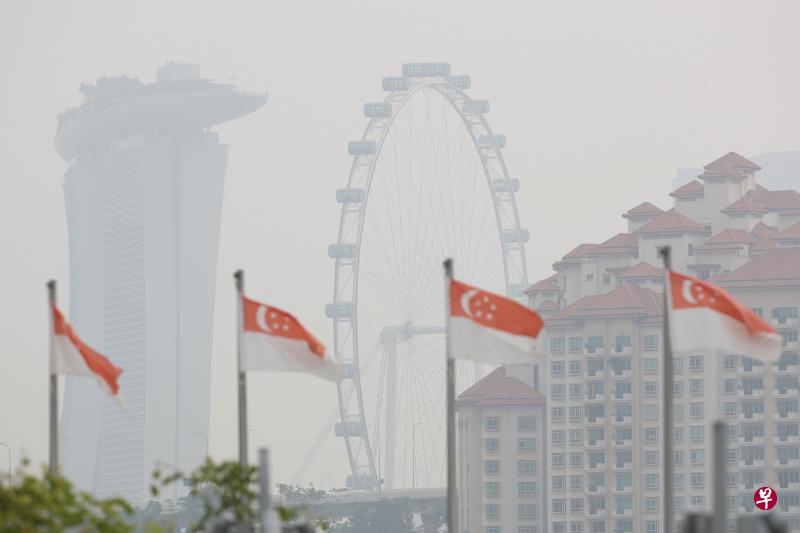 本地昨天的24小时空气污染指数居高不下,环境局呼吁国人避免或减少在户外运动。(何家俊摄) 本地昨天的24小时空气污染指数居高不下,环境局呼吁国人避免或减少在户外运动。(何家俊摄)