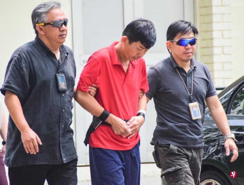 案发后,被告卜顺和在多名警员的押送下,被带回案发现场重组案情。(档案照) 案发后,被告卜顺和在多名警员的押送下,被带回案发现场重组案情。(档案照)