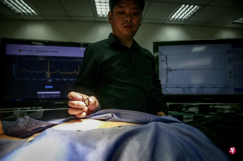 熊本大学发明的贴片超声传感器体形小,也很轻便,穿戴在病人身上可从几百米外把超声数据传给后端系统,帮助医生做出及时的诊断。(叶振忠摄) 熊本大学发明的贴片超声传感器体形小,也很轻便,穿戴在病人身上可从几百米外把超声数据传给后端系统,帮助医生做出及时的诊断。(叶振忠摄)