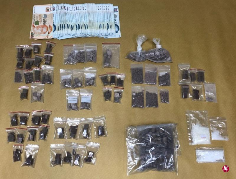 执法人员在昨天的两次执法行动中起获的毒品及现金。(中央肃毒局提供) 执法人员在昨天的两次执法行动中起获的毒品及现金。(中央肃毒局提供)