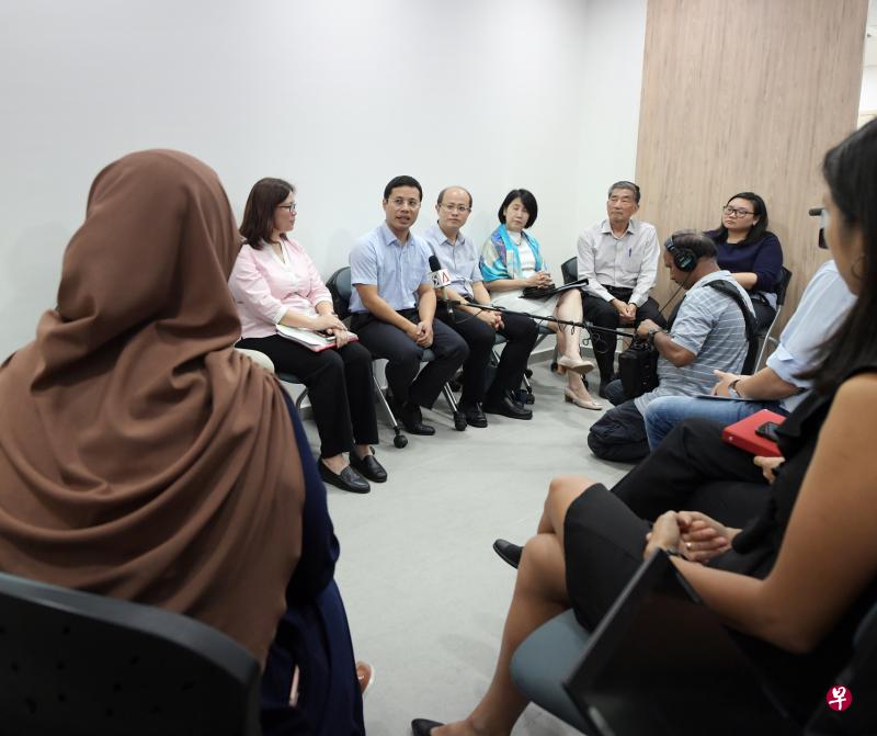 社会及家庭发展部长兼国家发展部第二部长李智陞(左三)昨天和六个离婚援助中心的代表进行会谈。(海峡时报) 社会及家庭发展部长兼国家发展部第二部长李智陞(左三)昨天和六个离婚援助中心的代表进行会谈。(海峡时报)