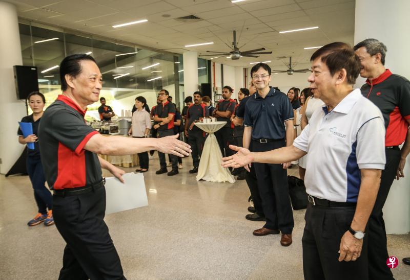 SMRT主席佘文民(左)昨天在万礼车厂举办的活动上同许文远(右二)握手,答谢他过去几年来的支持。陆交局局长鄞云斌(中)和SMRT总裁兼首席执行长梁建鸿(右一)也出席活动。(叶振忠摄) SMRT主席佘文民(左)昨天在万礼车厂举办的活动上同许文远(右二)握手,答谢他过去几年来的支持。陆交局局长鄞云斌(中)和SMRT总裁兼首席执行长梁建鸿(右一)也出席活动。(叶振忠摄)