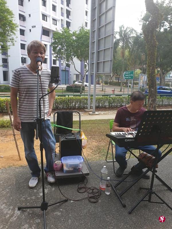 阿伦昨日在大厦购物商场前表演时,被投诉唱的歌“太老”,被迫转移阵地。(取自面簿) 阿伦昨日在大厦购物商场前表演时,被投诉唱的歌“太老”,被迫转移阵地。(取自面簿)