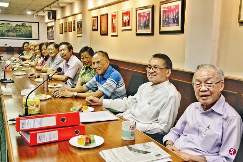 琼州天后宫董事会主席符永平(右二),昨天同副主席兼财政龙莆以(右一)和顾问严承慧(右三),以及其他海南社群人士召开记者会,就天后宫和海南会馆近日风波所引发的争议,做出澄清。(特约陈福洲摄) 琼州天后宫董事会主席符永平(右二),昨天同副主席兼财政龙莆以(右一)和顾问严承慧(右三),以及其他海南社群人士召开记者会,就天后宫和海南会馆近日风波所引发的争议,做出澄清。(特约陈福洲摄)