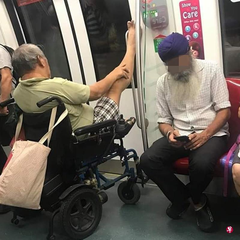 一名乘坐行动辅助工具的大叔在地铁内翘高脚,被其他搭客拍下照片上传到社交媒体上引起讨论。(取自面簿) 一名乘坐行动辅助工具的大叔在地铁内翘高脚,被其他搭客拍下照片上传到社交媒体上引起讨论。(取自面簿)