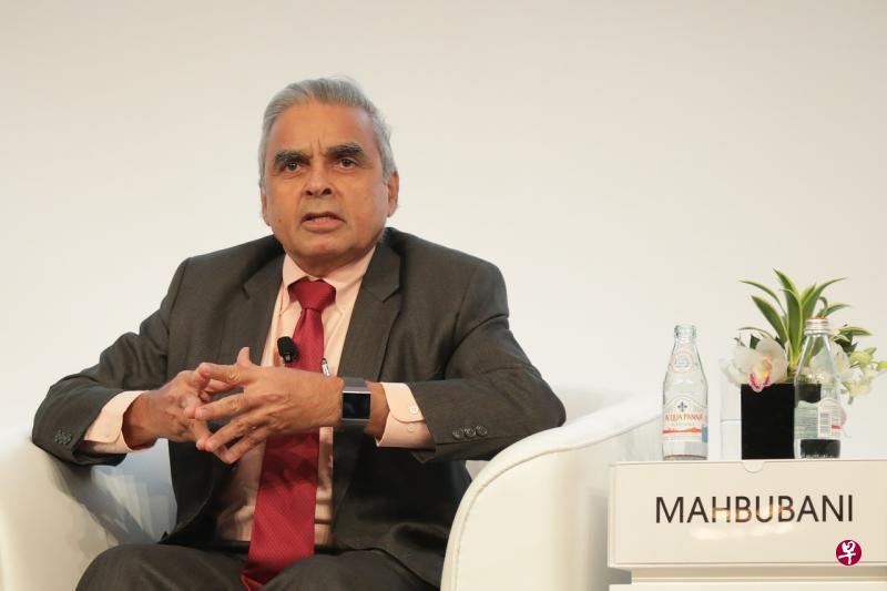 新加坡国立大学教授马凯硕认为,在朝鲜议题上,“没有其他的总统有特朗普这般的胆识,直击问题核心,与金正恩面谈”。(林国明摄) 新加坡国立大学教授马凯硕认为,在朝鲜议题上,“没有其他的总统有特朗普这般的胆识,直击问题核心,与金正恩面谈”。(林国明摄)